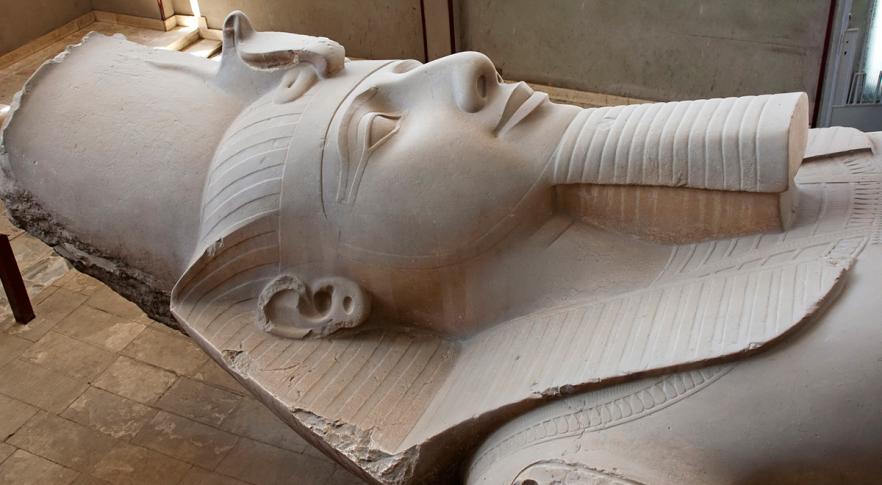 Encuentran en Egipto la mitad perdida de una estatua gigante de Ramsés II
