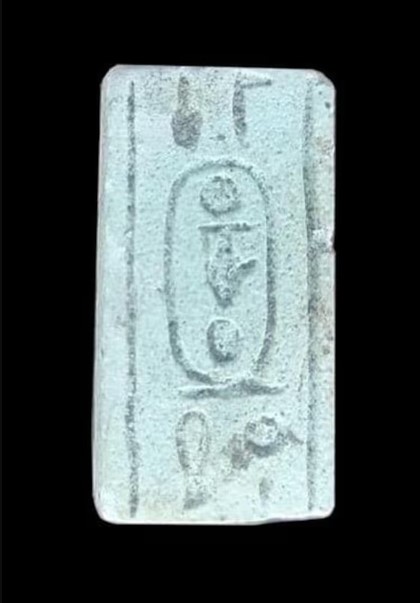 Algunos elementos desenterrados indican el nombre del faraón Tutmosis III