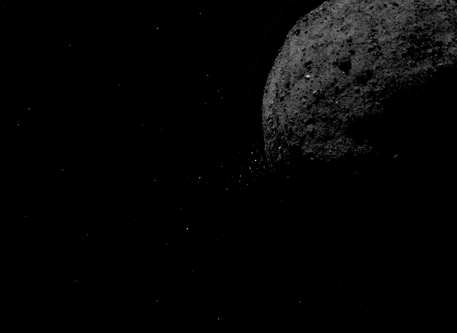 Asteroide Bennu expulsando partículas de roca de su superficie.